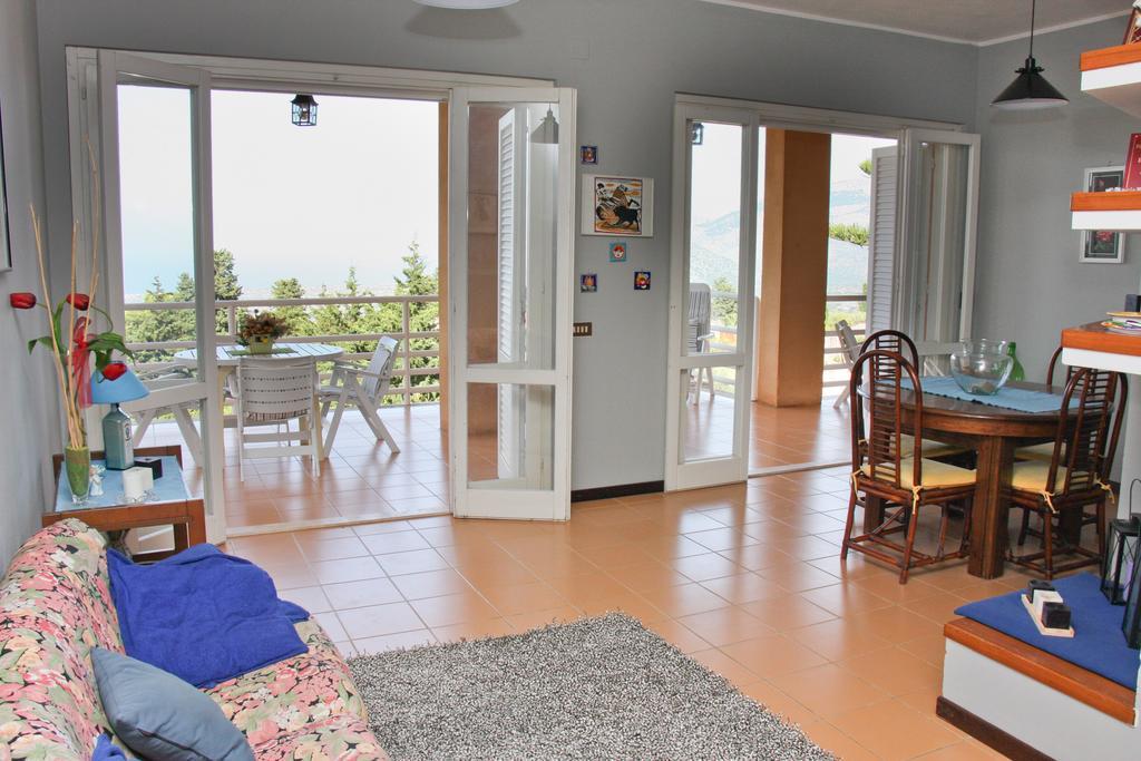 קאריני Lomarchi Holiday Home מראה חיצוני תמונה
